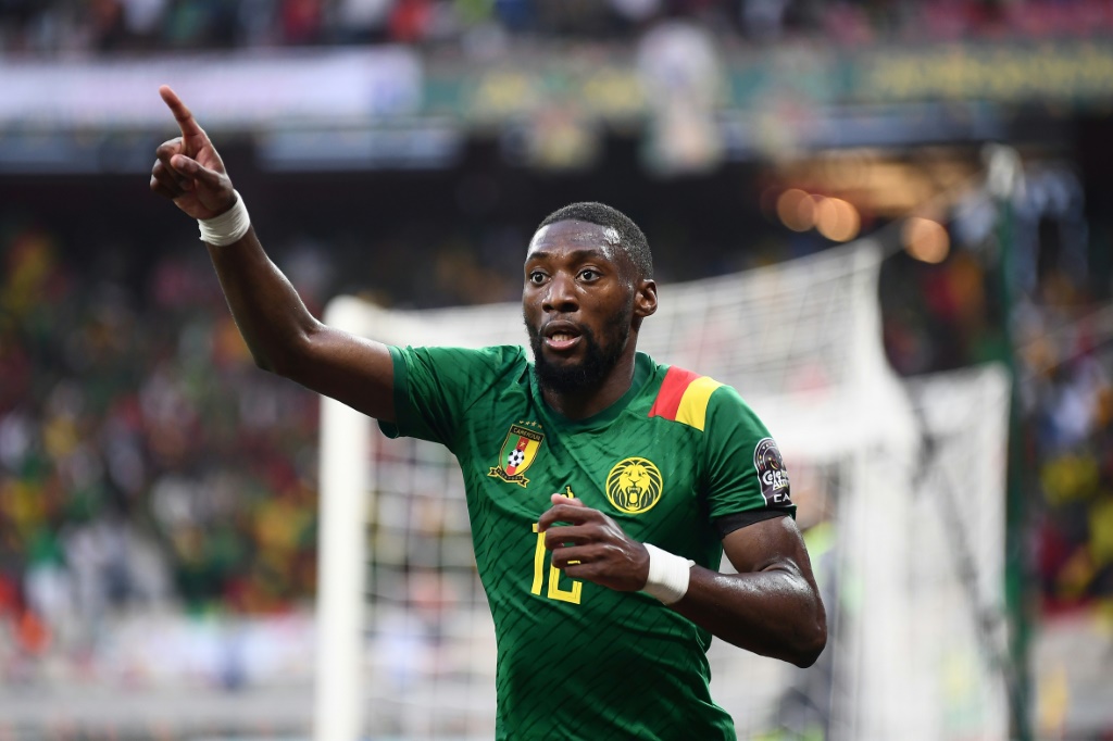 مهاجم الكاميرون كارل توكو ايكامبي يحتفل بثنائية الفوز على غامبيا (2-صفر) في الدور ربع النهائي لكاس الأمم الإفريقية في دوالا في 29 كانون الثاني/يناير 2022.(ا ف ب)