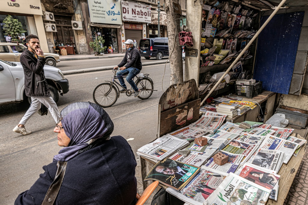     بائعة صحف في العاصمة المصرية في 17 شباط/فبراير 2022 (أ ف ب)