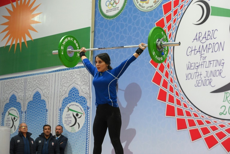  فتاة كردية تنافس في البطولة العربية لرفع الاثقال في أربيل، إقليم كردستان العراق في 28 كانون الاول/ديسمبر 2021 (ا ف ب)
