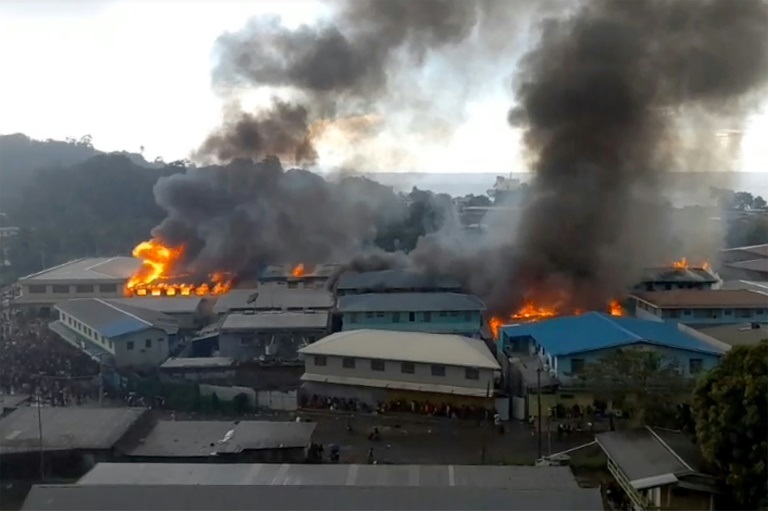 لقطة من بثّ حي لأبنية تحترق في الجي الصيني في هونيارا عاصمة جزر سليمان خلال أعمال شغب في 25 ت2/نوفمبر 2021 (ا ف ب)