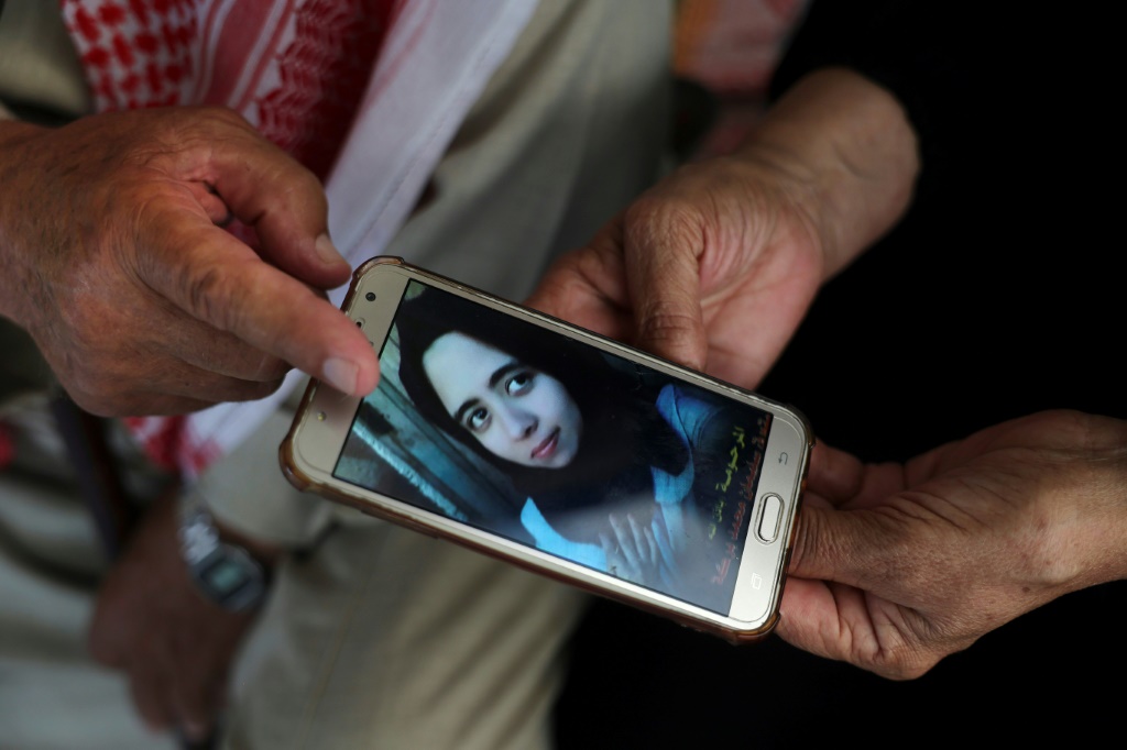 صورة مؤرخة في 25 حزيران/يونيو 2022 تظهر صورة فتاة قتلها زوجها ضربا على هاتف محمول في قطاع غزة(ا ف ب)