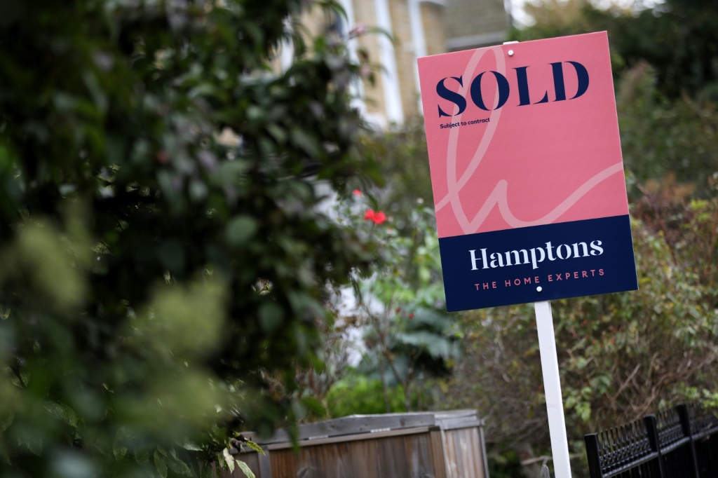 يتوقع المحللون أن تقود أسعار المنازل البريطانية إلى ركود طويل الأمد (ا ف ب)