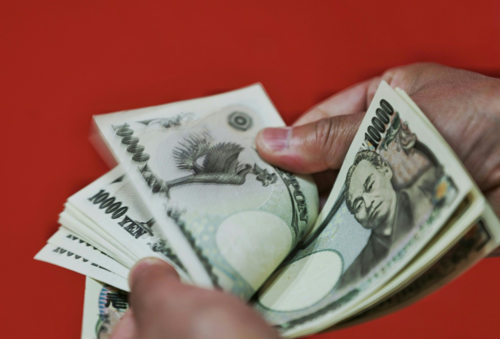    شخص يعدّ أوراقاً نقدية يابانية في طوكيو في 8 حزيران/يونيو 2022 (أ ف ب)
