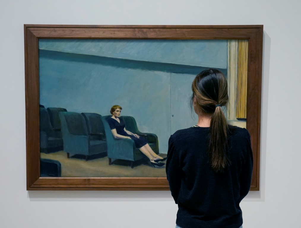 امرأة تنظر إلى لوحة للرسام إدوارد هوبر في معرض بمتحف ويتني في نيويورك في 27 تشرين الأول/أكتوبر 2022 (ا ف ب)