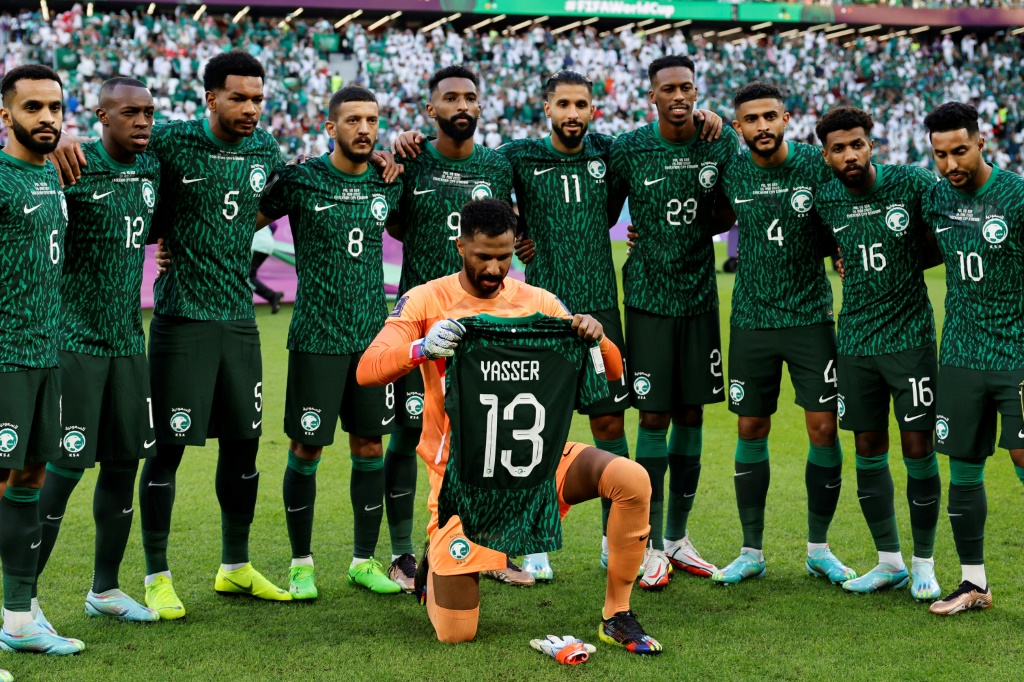 حارس السعودية محمد العويس يحمل قميص اللاعب المصاب ياسر الشهراني قبل مواجهة بولندا في مونديال قطر 2022 (ا ف ب)