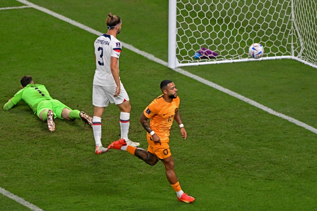     تحتفل ممفيس ديباي بعد أن قادت هولندا إلى الصدارة في فوزها في دور الـ16 في كأس العالم على الولايات المتحدة (أ ف ب)