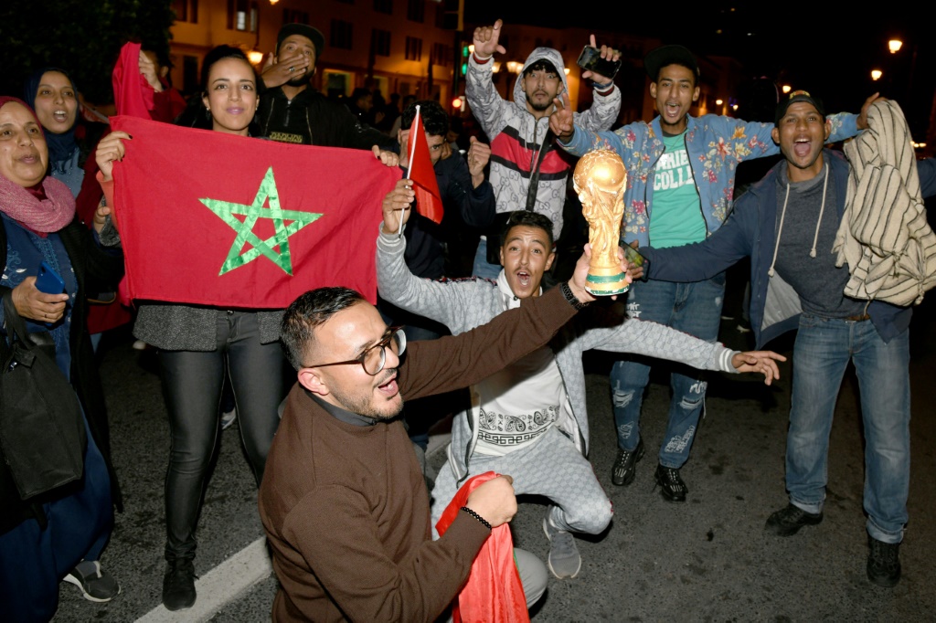 مغاربة في الرباط يحتفلون بعدما هزم منتخب بلادهم إشسبانيا في مونديال قطر في السادس من كانون الأول/ديسمبر 2022 (ا ف ب)