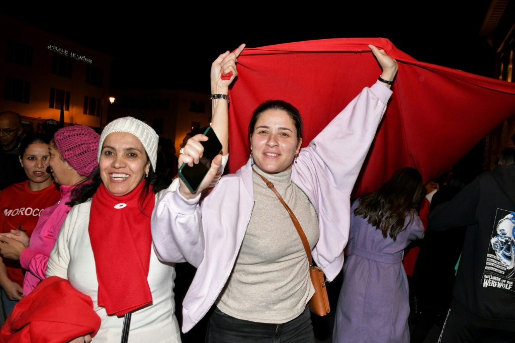 مغربيات يحتفلن بفوز منتخب بلادهن على إسبانيا في مونديال قطر في السادس من كانون الأول/ديسمبر 2022 (ا ف ب)
