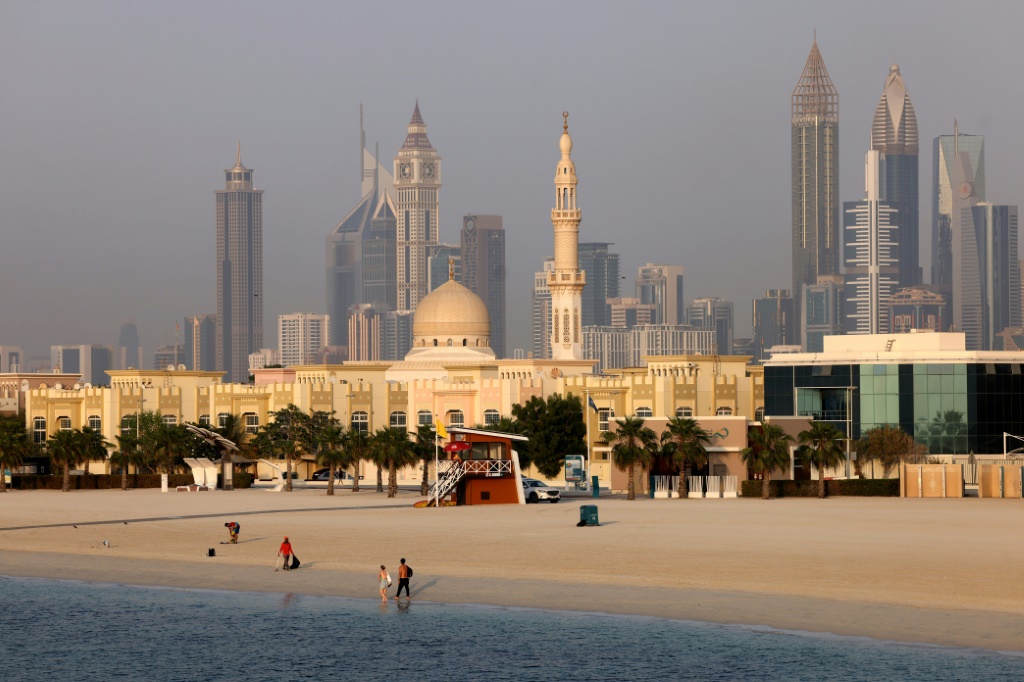 أشخاص على الشاطئ في دبي بتاريخ 15 أيلول/سبتمبر 2022 (أ ف ب)