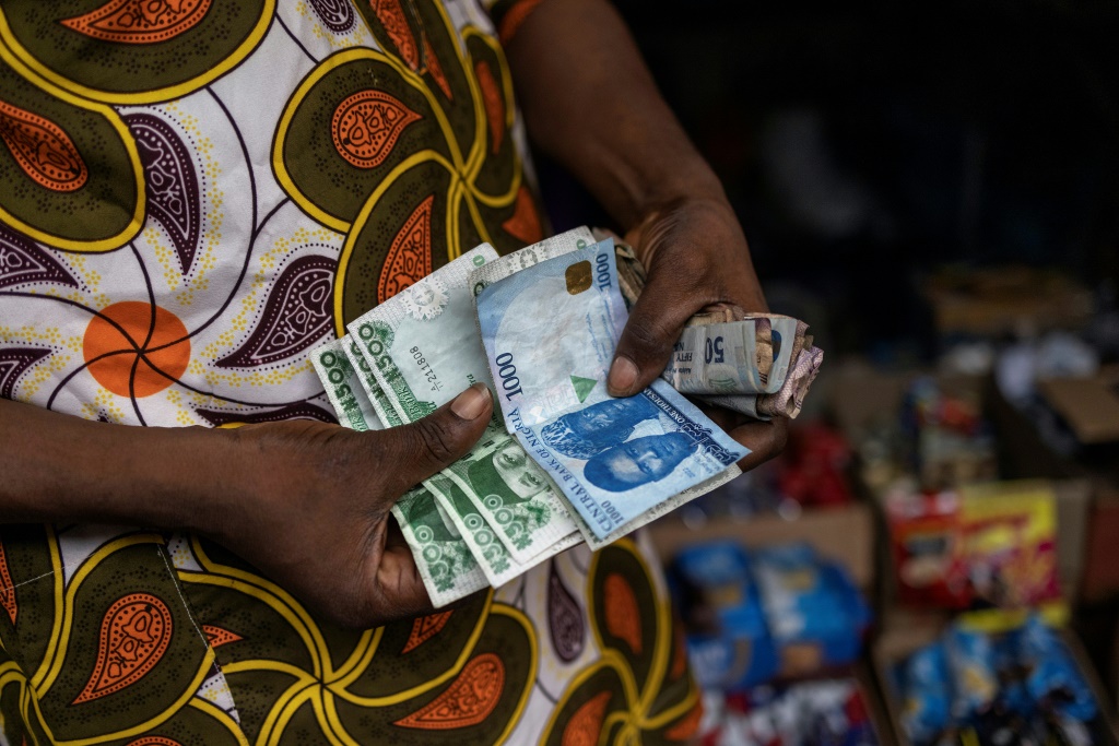    تعاني نيجيريا من نقص في السيولة النقدية (ا ف ب)