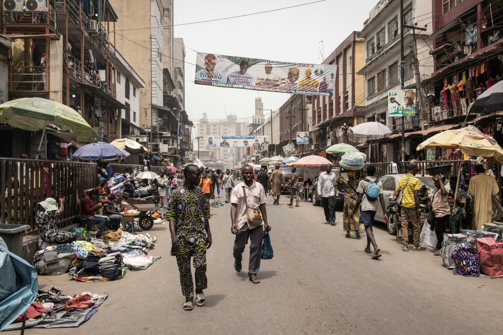 أشخاص يسيرون في أحد شوارع السوق في لاغوس في 18 شباط/فبراير 2023 قبل الانتخابات الرئاسية النيجيرية المقرر إجراؤها في 25 شباط/فبراير 2023 (ا ف ب)