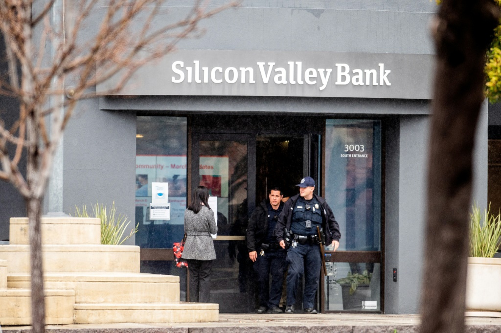    عناصر شرطة يخرجون من مقر بنك سيليكون فالي في سانتا كلارا في ولاية كاليفورنيا في 10 آذار/مارس 2023 (ا ف ب)