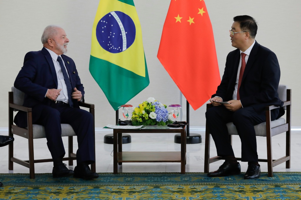 الرئيس البرازيلي لويس ايناسيو لولا دا سيلفا خلال لقاء مع سفير الصين في البرازيل تشو كينغتشاو في 3 شباط/فبراير 2023 في برازيليا (ا ف ب)