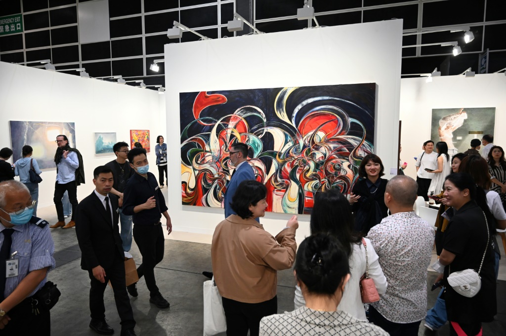 جانب من معرض "آرت بازل" للفن المعاصر في هونغ كونغ بتاريخ 21 آذار/مارس 2023 (ا ف ب)