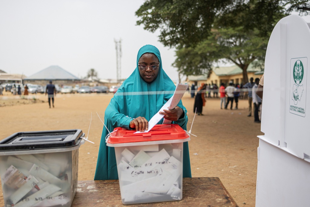 ناخبة نيجيرية تدلي بصوتها في أبوجا في اقتراع رئاسي في 25 شباط/فبراير 2023 (ا ف ب)
