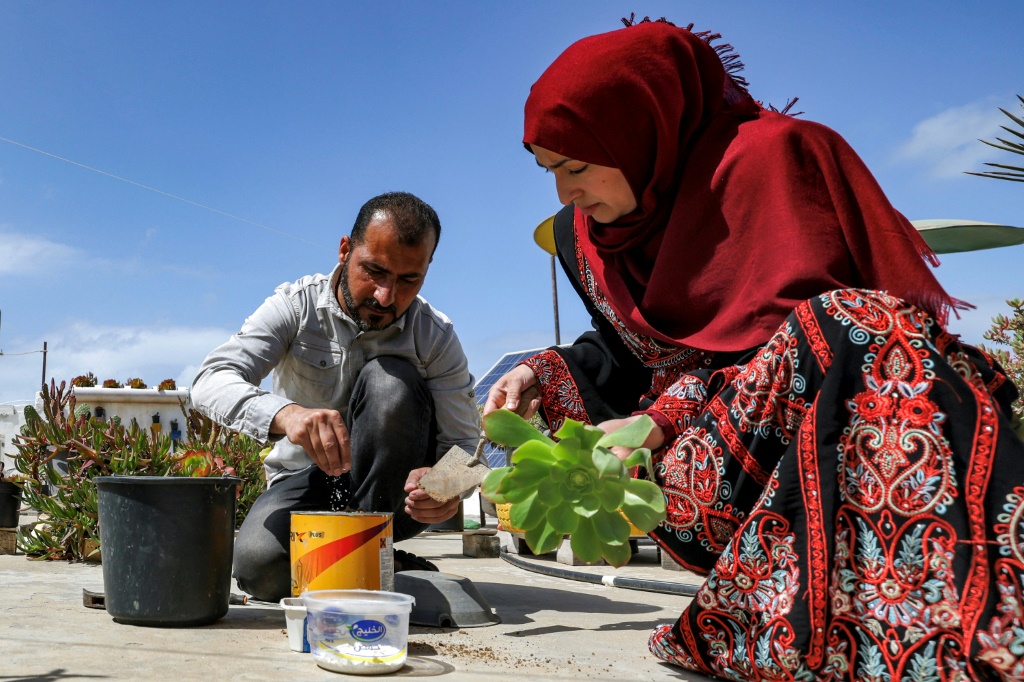 سلامة بدوان وزوجته آلاء في قطاع غزة في 29 آذار/مارس 2023 (ا ف ب)