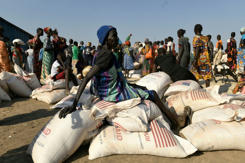 توزيع مواد غذائية في مخيم للنازحين في بنتيو في السودان في 06 شباط/فبراير 2023 (أ ف ب)