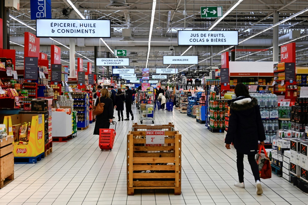 مستهلكون يتسوّقون في سوبر ماركت كارفور في لانغو غرب فرنسا، في 29 كانون الثاني/يناير 2022 (أ ف ب)