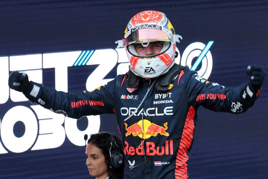 سائق ريد بول الهولندي ماكس فيرستابن فرحاً بعد فوزه بسباق جائزة إسبانيا الكبرى على حلبة برشلونة في 4 حزيران/يونيو 2023 (ا ف ب)