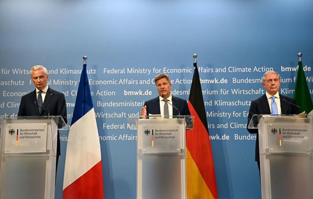     من اليسار إلى اليمين: وزير الاقتصاد الفرنسي برونو لومير ووزير الاقتصاد الألماني روبرت هابيك ووزير الشركات الإيطالي أدولفو أورسو في برلين بتاريخ 26 حزيران/يونيو 2023 (ا ف ب)   