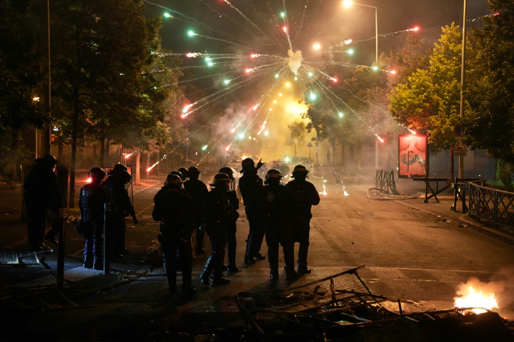 شرطيون يقفون أمام مفرقعات في حيّ سيتي بابلو بيكاسو في نانتير في شمال غرب العاصمة الفرنسية باريس في 30 حزيران/يونيو 2023 (ا ف ب)