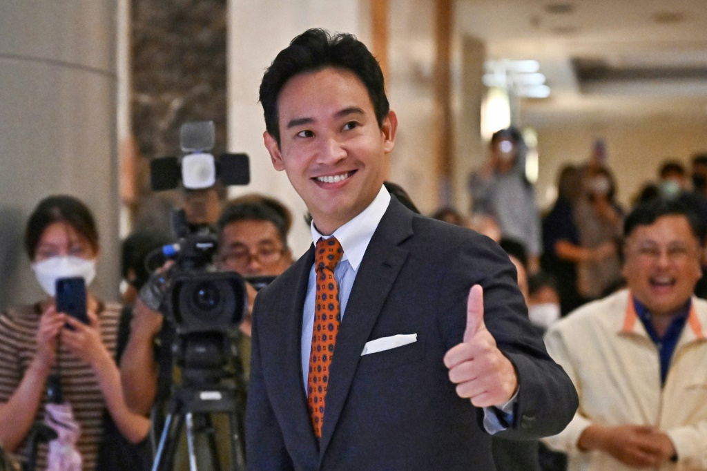 قال زعيم حزب التحرك للأمام في تايلاند بيتا ليمجارونرات إنه يسعى للحصول على دعم في البرلمان لإجراء تصويت ثان لرئاسة الوزراء. (ا ف ب)   