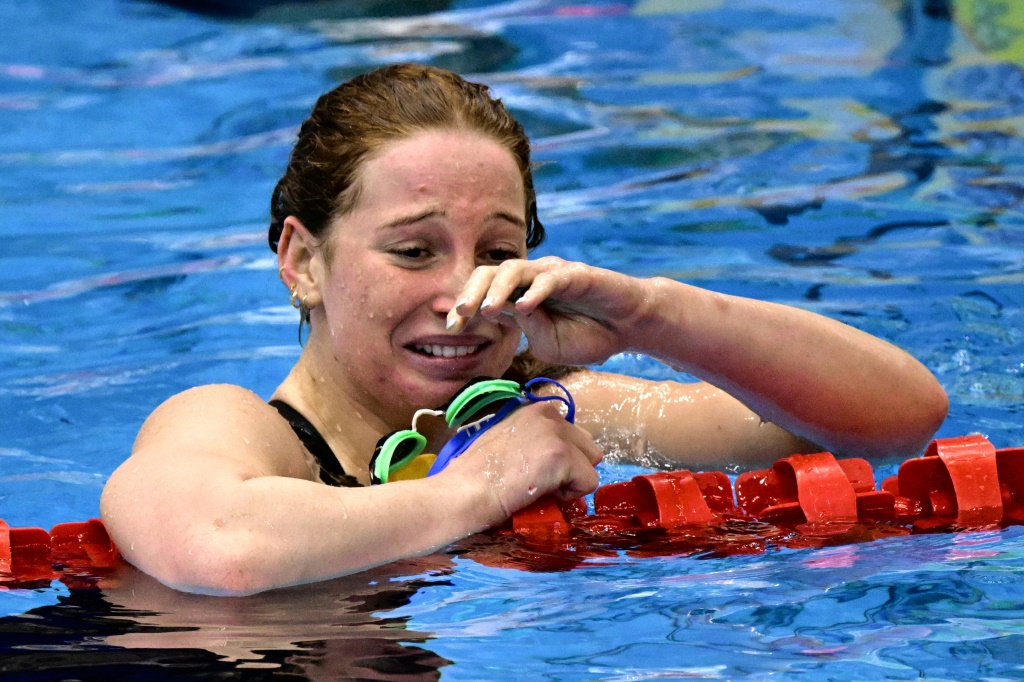 الأسترالية مولي أوكالاغان تحتفل باكيةً بتحطيمها الرقم القياسي العالمي في سباق 200 م حرّة في طريقها لإحراز الميدالية الذهبية في بطولة العالم للسباحة في مدينة فوكوكا اليابانية في 26 تموز/يوليو 2023 (ا ف ب)