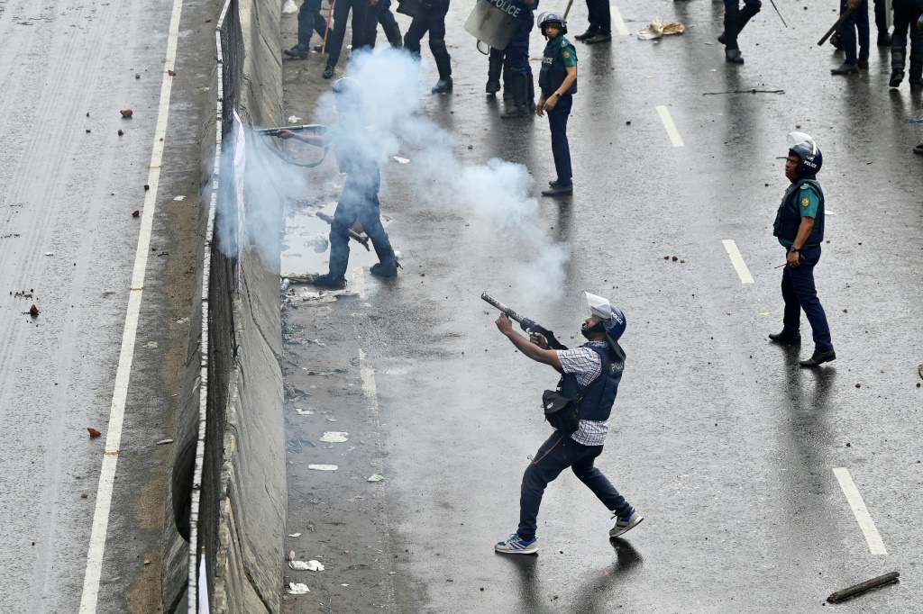    أطلقت شرطة بنجلاديش الرصاص المطاطي والغاز المسيل للدموع لتفريق حشود رشقوها بالحجارة تغلق الطرق الرئيسية في العاصمة دكا. (ا ف ب)   