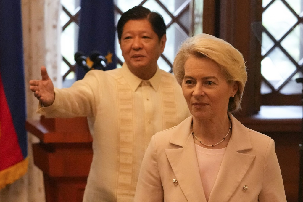     التقى الرئيس الفلبيني فرديناند ماركوس جونيور ورئيسة المفوضية الأوروبية أورسولا فون دير لاين في مانيلا حيث اتفقا على استئناف المفاوضات من أجل اتفاقية التجارة الحرة (أ ف ب)   