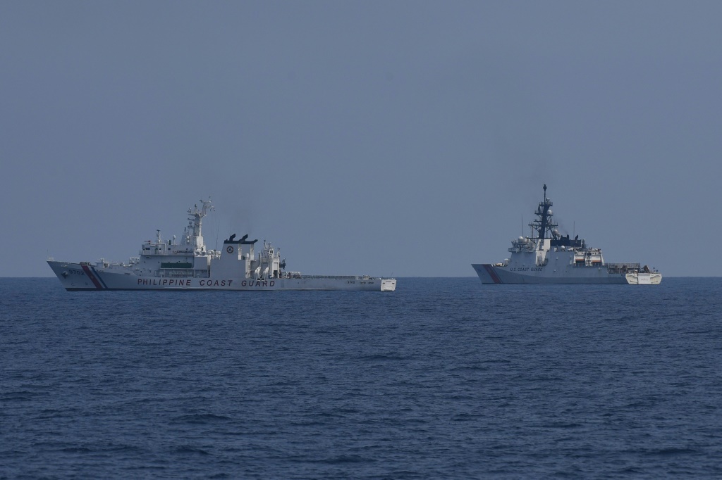 سفينتا دورية لخفر السواحل الفيليبيني (يسار) والاميركي تشاركان في تدريبات مع اليابان في بحر جنوب الصين في 6 حزيران/يونيو 2023 (ا ف ب)