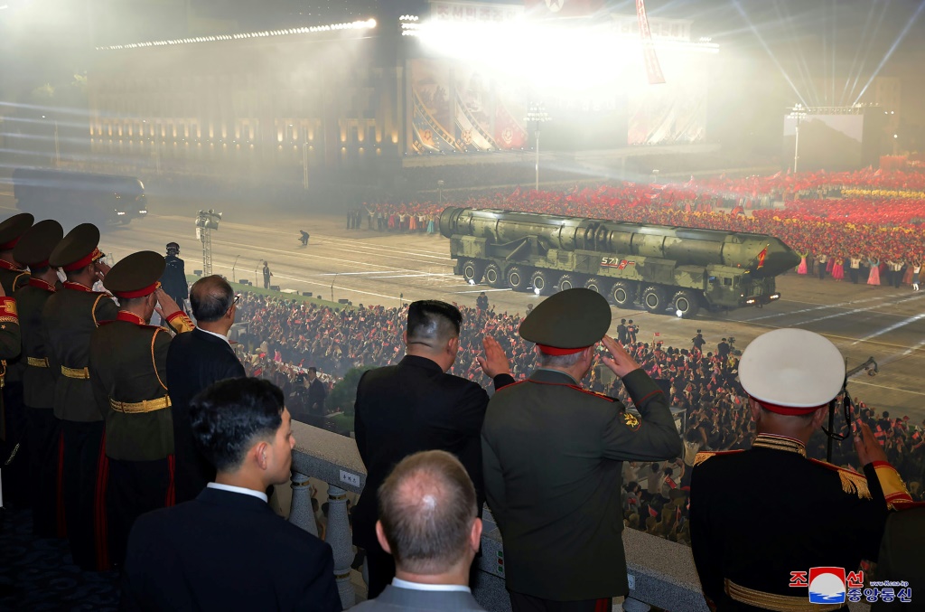 صورة نشرتها وكالة الأنباء الكورية الشمالية في 27 تموز/يوليو 2023 تظهر الزعيم كيم جونغ اون (وسط) يتابع مرور الصاروخ هواسونغ-18 في عرض عسكري في ساحة كيم إيل سونغ في بيونغ يانغ (ا ف ب)   