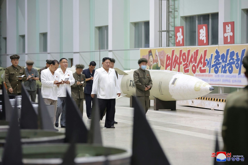 صورة نشرتها وكالة الأنباء الكورية الشمالية الرسمية في 14 آب/أغسطس 2023 تظهر الزعيم كيم جونغ اون خلال تفقده مصنع أسلحة كبير في موقع لم تحدده في كوريا الشمالية (ا ف ب)