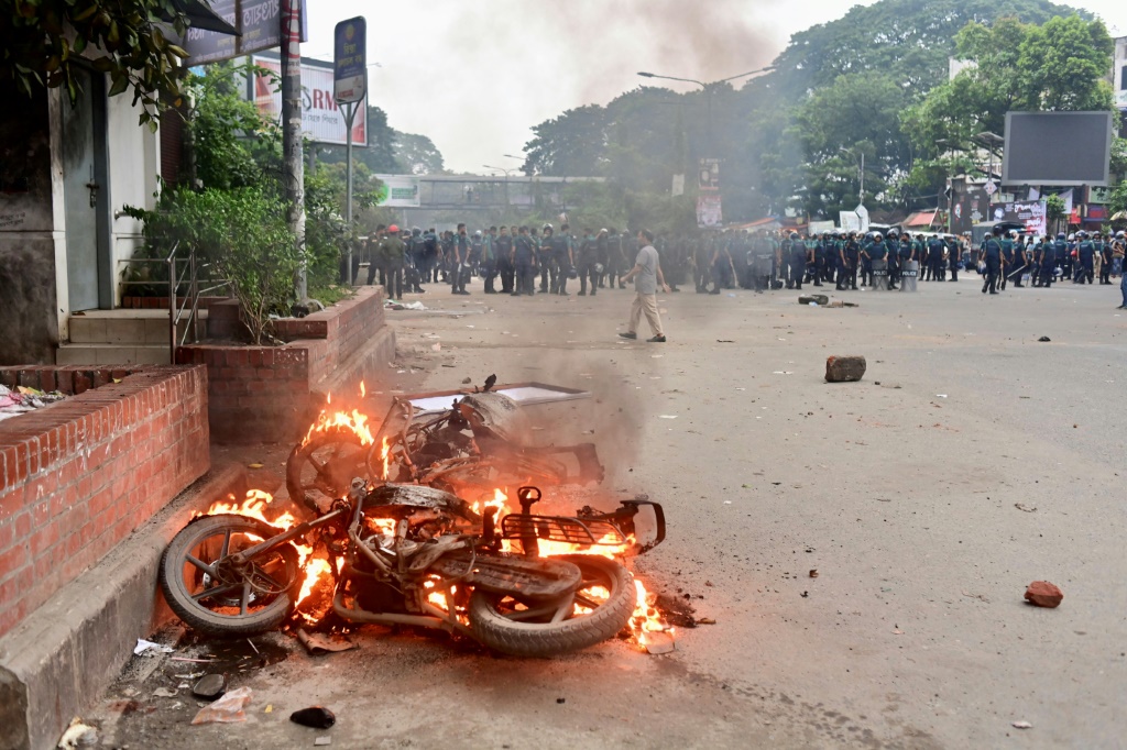  أثارت أنباء الزعيم الإسلامي ديلوار حسين سيدي احتجاجات عنيفة مناهضة للحكومة في بنغلاديش (أ ف ب)
