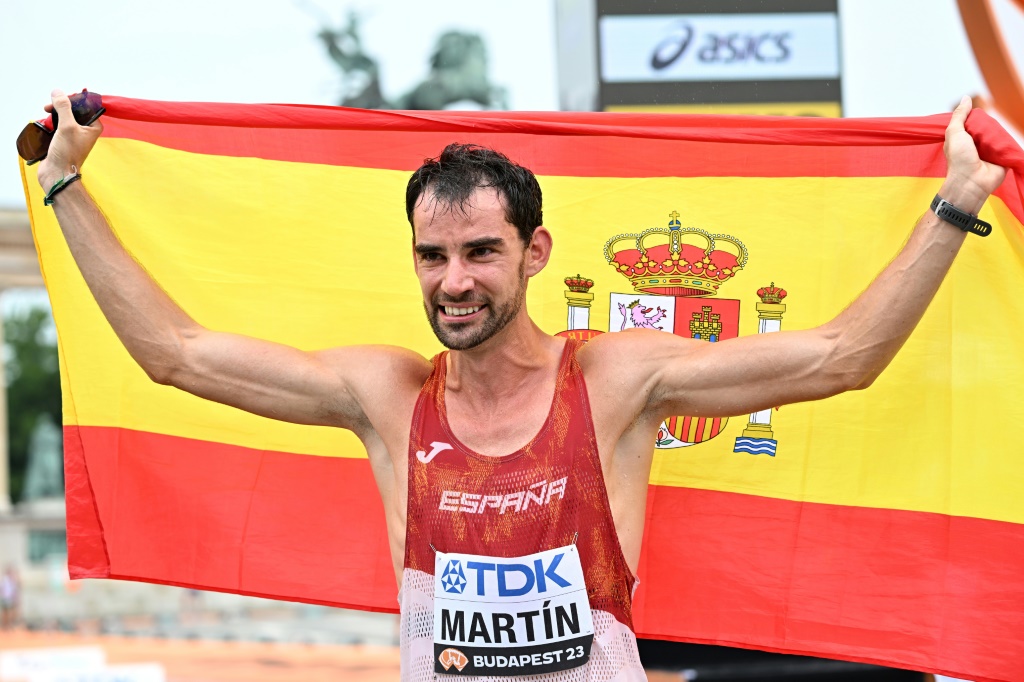 الإسباني ألفارو مارتن محتفلاً بفوزه بذهبية 20 كيلومتراً مشياً للرجال في مونديال القوى ببودابست في 19 آب/أغسطس 2023 (ا ف ب)