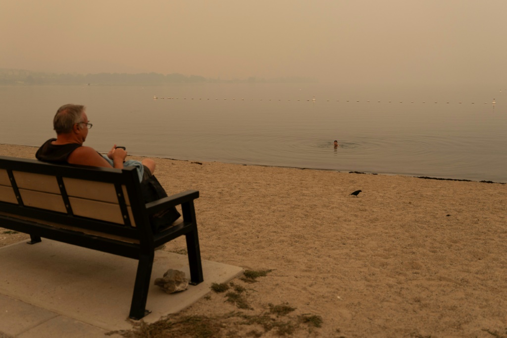 دخان كثيف يخيم على بحيرة أوكاناغان في 20 آب/أغسطس 2023 (ا ف ب)