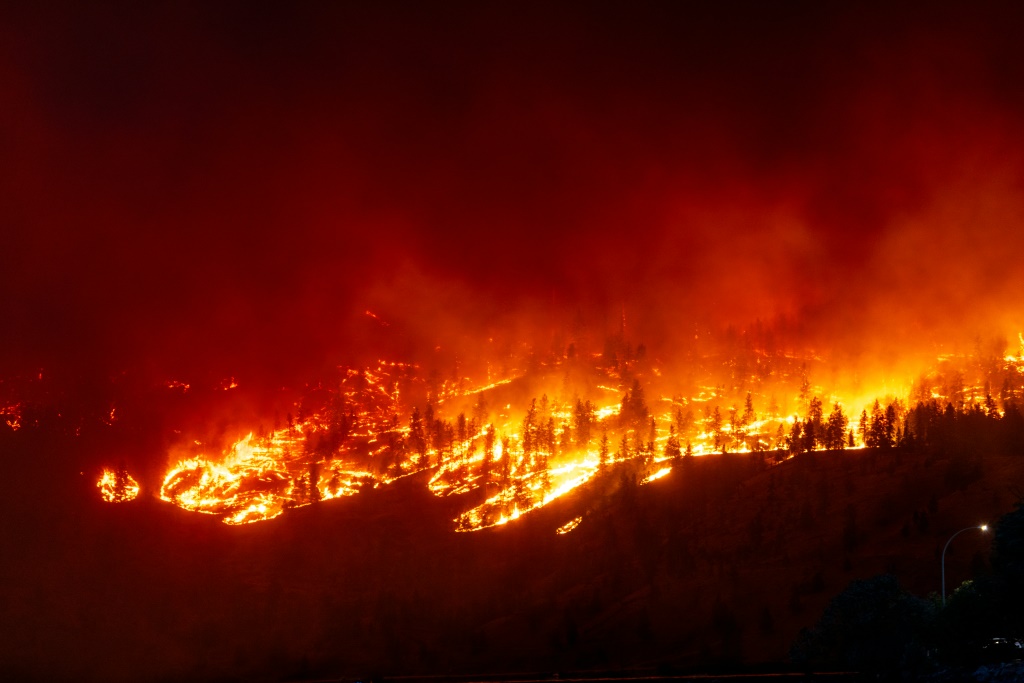 الحريق في مرتفعات وست كيلونا في مقاطعة كولومبيا البريطانية في كندا في 17 آبأغسطس 2023 (ا ف ب)