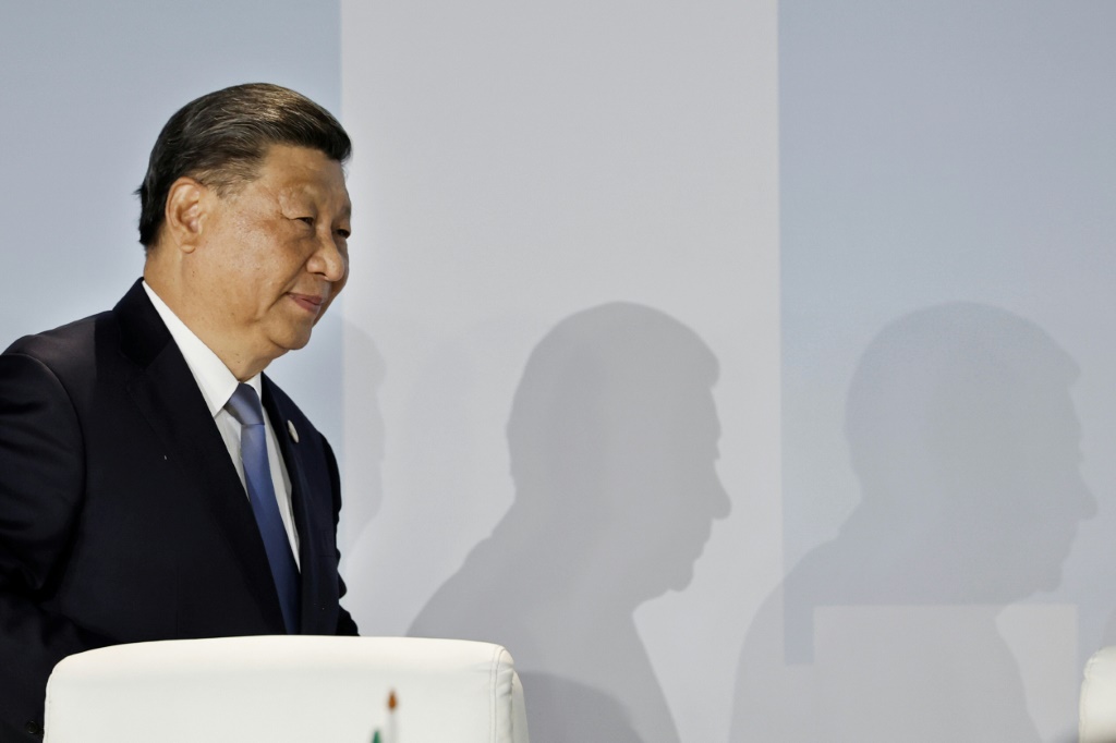 الرئيس الصيني شي جين بينغ يلقي نظرة خلال قمة البريكس 2023 في جوهانسبرج في 24 أغسطس 2023 (ا ف ب)