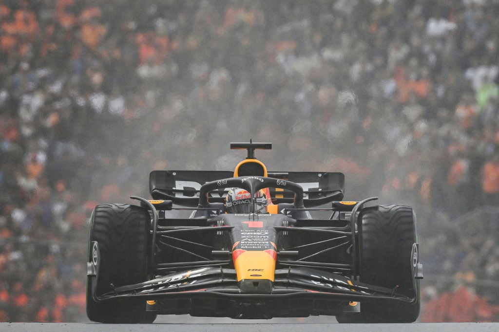 سائق ريد بول الهولندي ماكس فيرستابن في لقطة له خلال تجارب سباق جائزة هولندا الكبرى ضمن بطولة العالم للفورمولا واحد. 26 اب/اغسطس 2023 (ا ف ب)