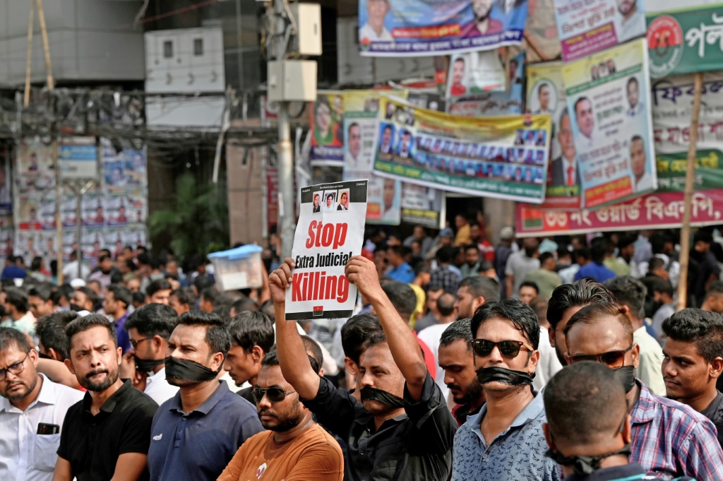 نشطاء الحزب الوطني البنغلاديشي (BNP) يحتجون في دكا على مئات الأشخاص الذين يقولون إن قوات الأمن اختطفتهم في عهد رئيسة الوزراء الشيخة حسينة. (أ ف ب)   