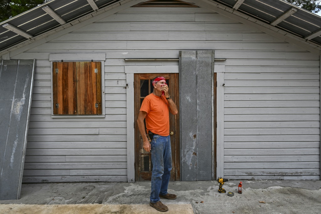 وليام دوهرتي يحضّر منزله للإعصار إيداليا في فلوريدا بتاريخ 29 آب/اغسطس 2023 (ا ف ب)