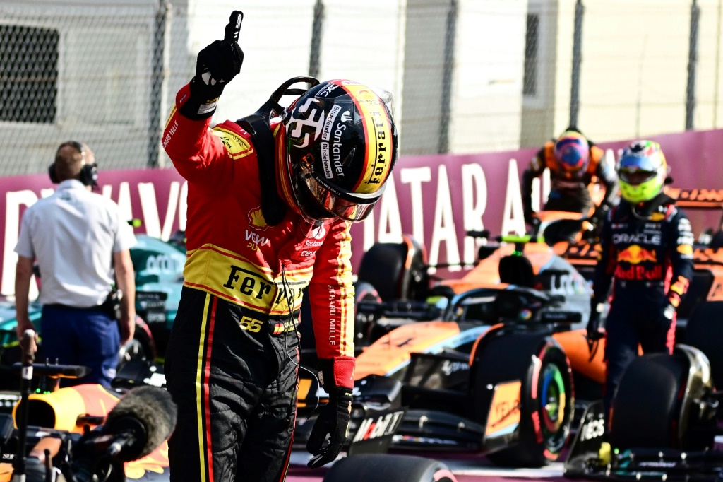 الاسباني كارلوس ساينس سائق فيراري يحتفل بعد حصوله على المركز الأول (ا ف ب)