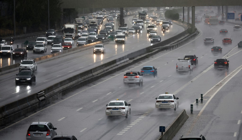 سائقون على طريق سريع في مدريد في الرابع من ايلول/سبتمبر 2023 بعد هطول امطار غزيرة في اسبانيا (ا ف ب)