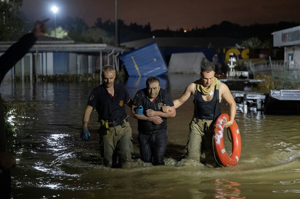 إجلاء رجل أثناء الفيضانات في منطقة كوتشوك شكمجة في إسطنبول، 5 أيلول/سبتمبر 2023 (ا ف ب)