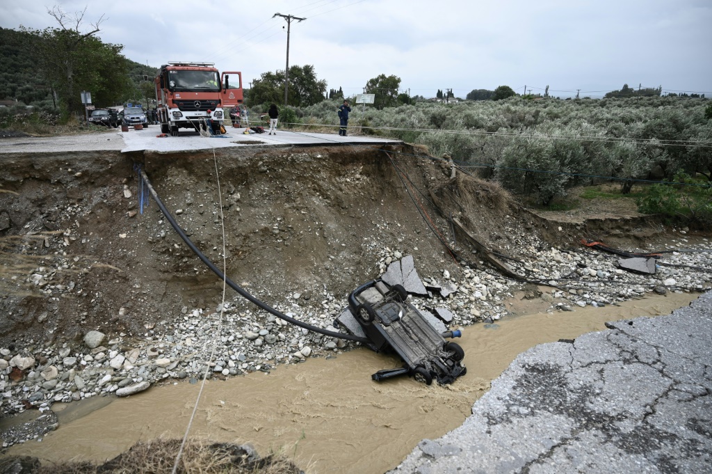 تسببت الفيضانات بالقرب من مدينة فولوس بوسط اليونان في حدوث أضرار (ا ف ب)