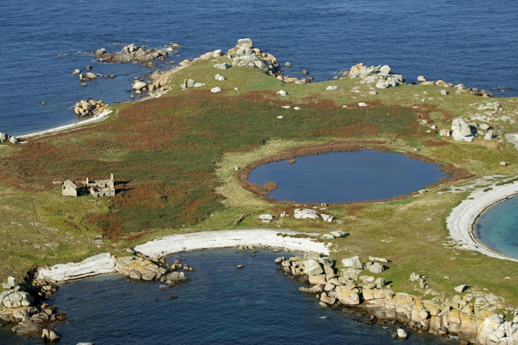 لقطة جوية تظهر جزيرة بينيغيه قبالة سواحل بريتاني على طرف الساحل الأطلسي لفرنسا في 24 تشرين الأول/أكتوبر 2007 (ا ف ب)