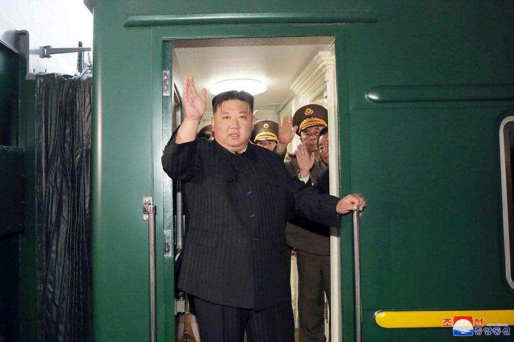 صورة التقطت في 10 أيلول/سبتمبر 2023 ونشرتها وكالة الأنباء الكورية الشمالية في 12 منه تظهر الزعيم الكوري الشمالي كيم جونغ أونغ يلقي التحية لدى مغادرته بيونغ يانغ على متن قطار متوجها إلى روسيا (ا ف ب)   