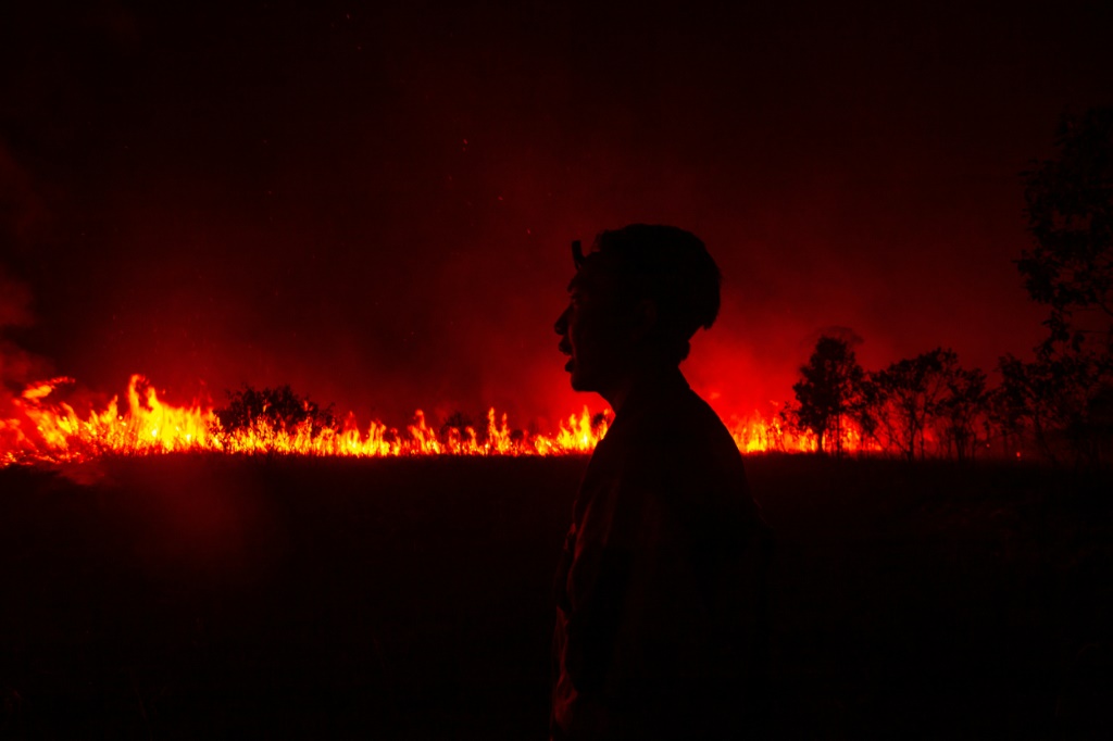 التهمت النيران 75 هكتارًا من الأراضي الخثية في منطقة أوجان إلير بمقاطعة سومطرة الجنوبية وحول الطريق الذي يربطها بمدينة باليمبانج. (أ ف ب)   