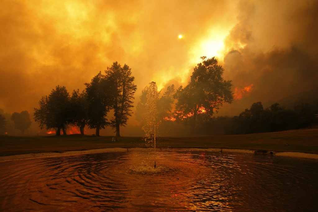 حريق حول مجمع كانيون كريك للألعاب الرياضية يقترب من بحيرة هيوغز في الأول من حزيران/يونيو 2023 (أ ف ب)   