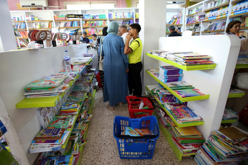 أهالي يشترون مستلزمات المدرسة لاولادهم في مكتبة في تونس العاصمة في 12 ايلول/سبتمبر 2023 (ا ف ب)