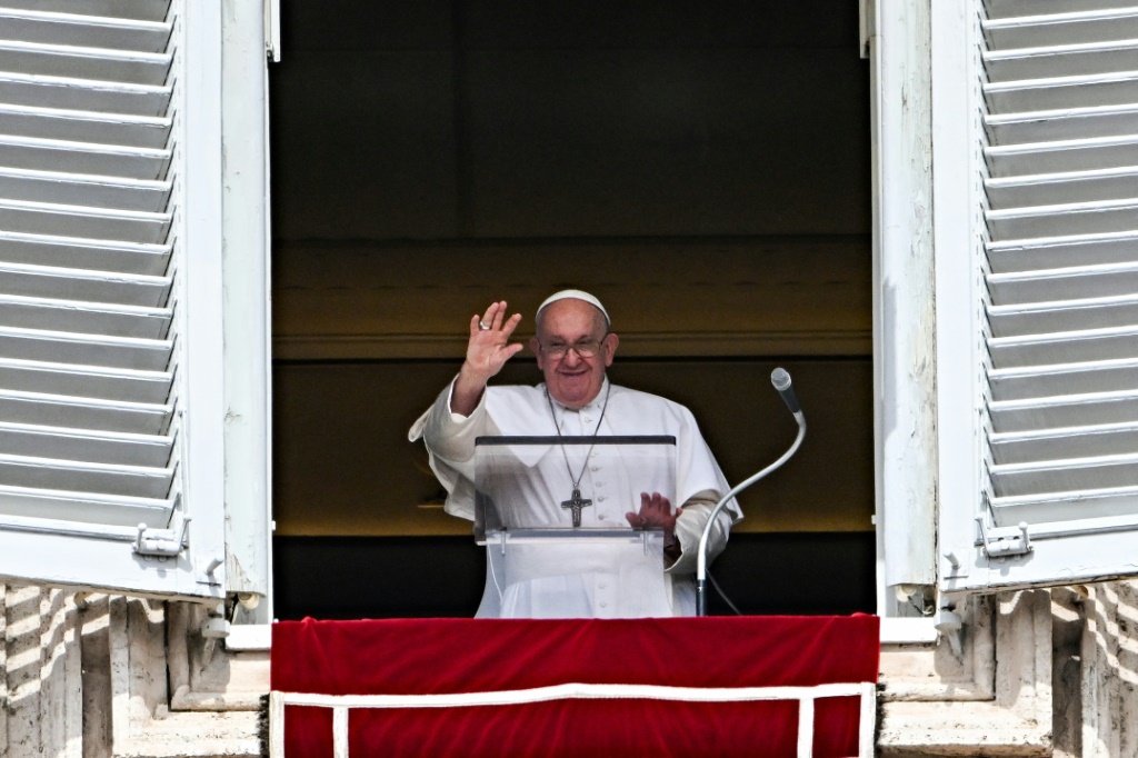 البابا فرنسيس يحيي المؤمنين خلال صلاة التبشير في الفاتيكان في 17 ايلول/سبتمبر 2023 (ا ف ب)
